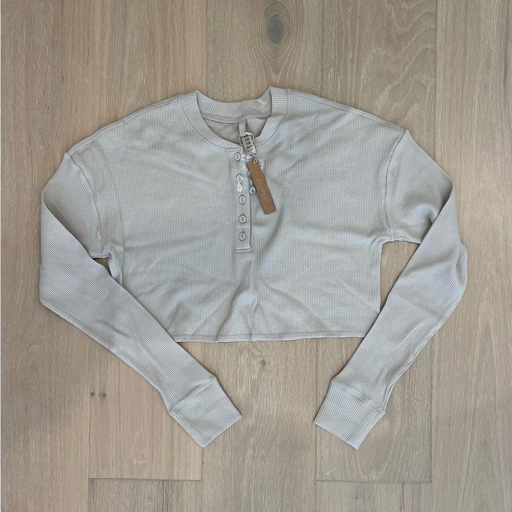 NWT SKIMS Waffle Long Sleeve Crop Top in Stone